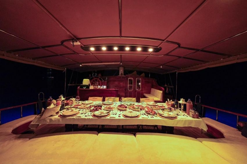 Ece Arma Dış Görünüm Kıç Bölümü Yemek ve Oturma Grubu