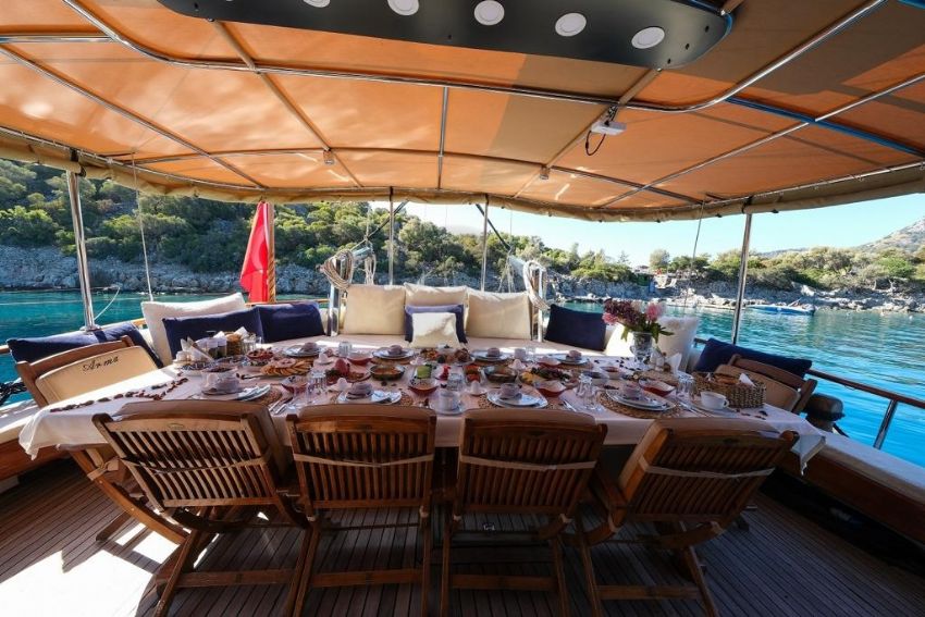 Ece Arma Dış Görünüm Kıç Bölümü Yemek ve Oturma Grubu