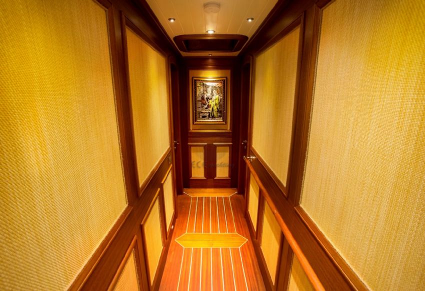 Ece Berrak teknesi master kabin. Ece Berrak Master Suite, Unique Artwork.