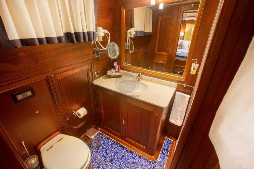 Ece Berrak gulet banyo. Ece Berrak En Suite.