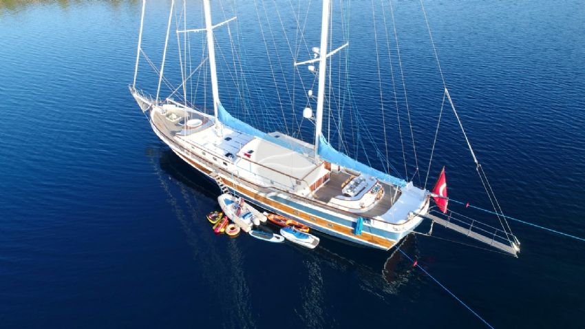 Ece Berrak teknesi üst güverte. Ece Berrak Luxuriously Floating On Deep Blue Waters.