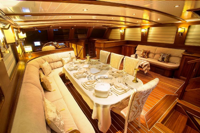 Ece Berrak gulet salon ve yemek masası. Ece Berrak Dine In Style.