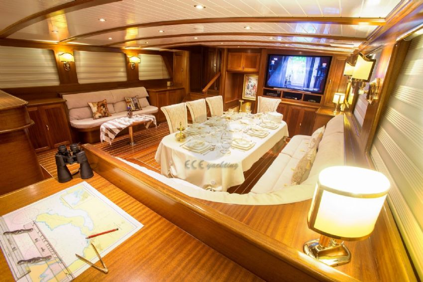 Ece Berrak teknesi salon ve yemek masası. Ece Berrak Elegance And Comfort.