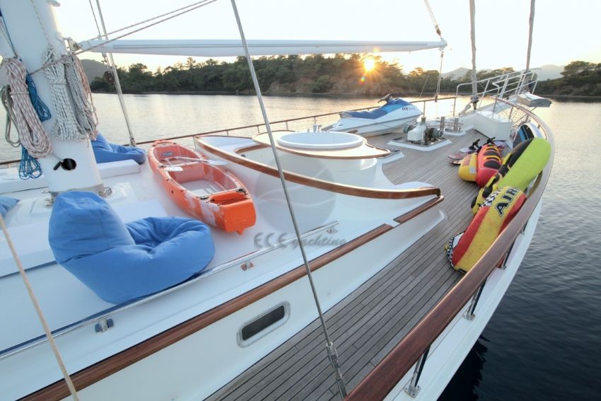 Ece Berrak gulet ön güverte - su sporları. Ece Berrak Fix Your Adrenalin Rush.