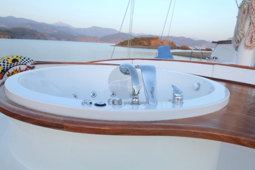 Ece Berrak teknesi ön güverte günelşenme alanı. Ece Berrak Sunbathe Or Sleep Under The Stars.