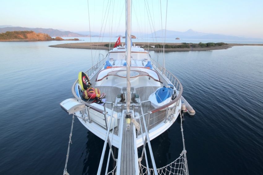Ece Berrak ön güverte - Jakuzi. Ece Berrak Relax On Deck With Friends.