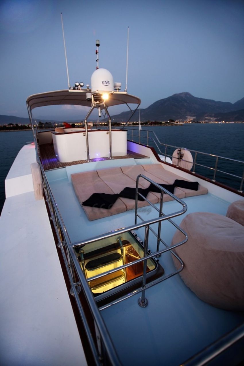 Flaybridge ve güneşlenme alanı