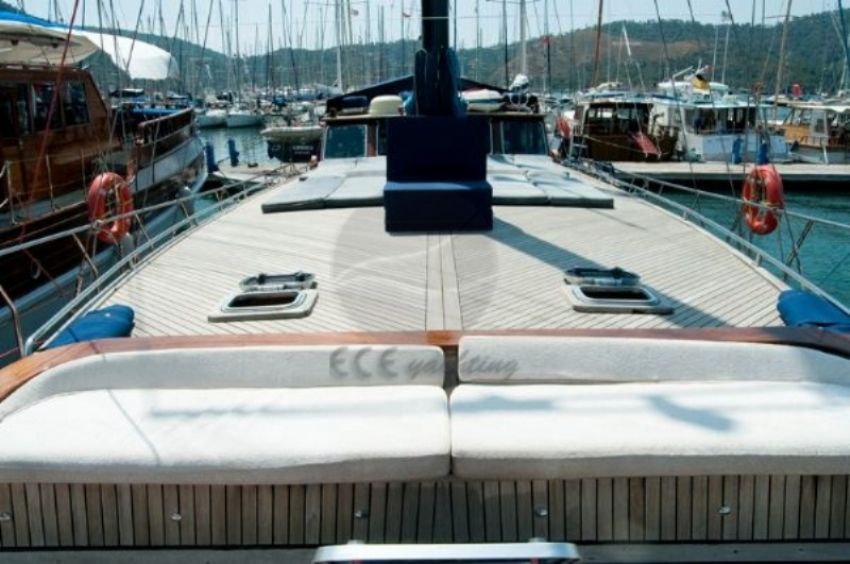 Ece Vicomtesse Yacht, Bow.