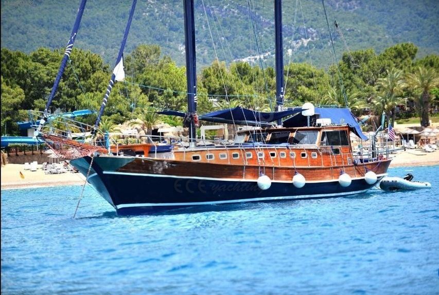 Ece Vicomtesse Yacht, Starboard Side.