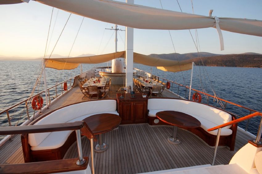 Elara 1 Gulet, Relax İn The Sun.