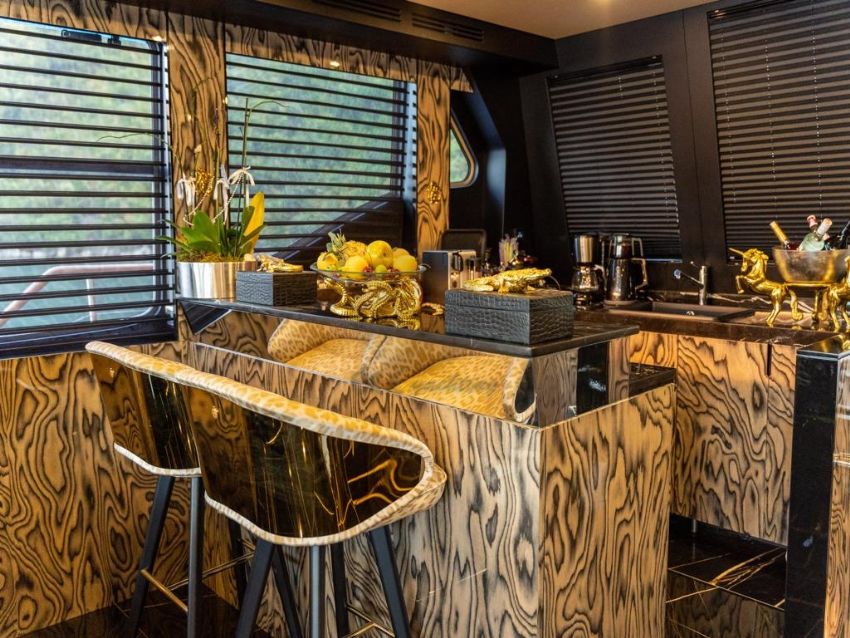 Ece Cavalli Salon