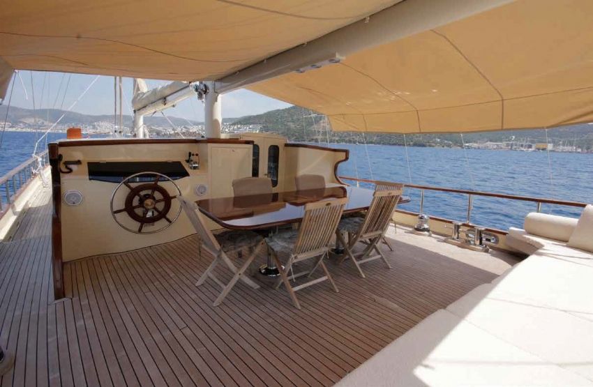 endless guleti arka güverte yaşam alanı. Endless Gulet, Deck Dining Area.