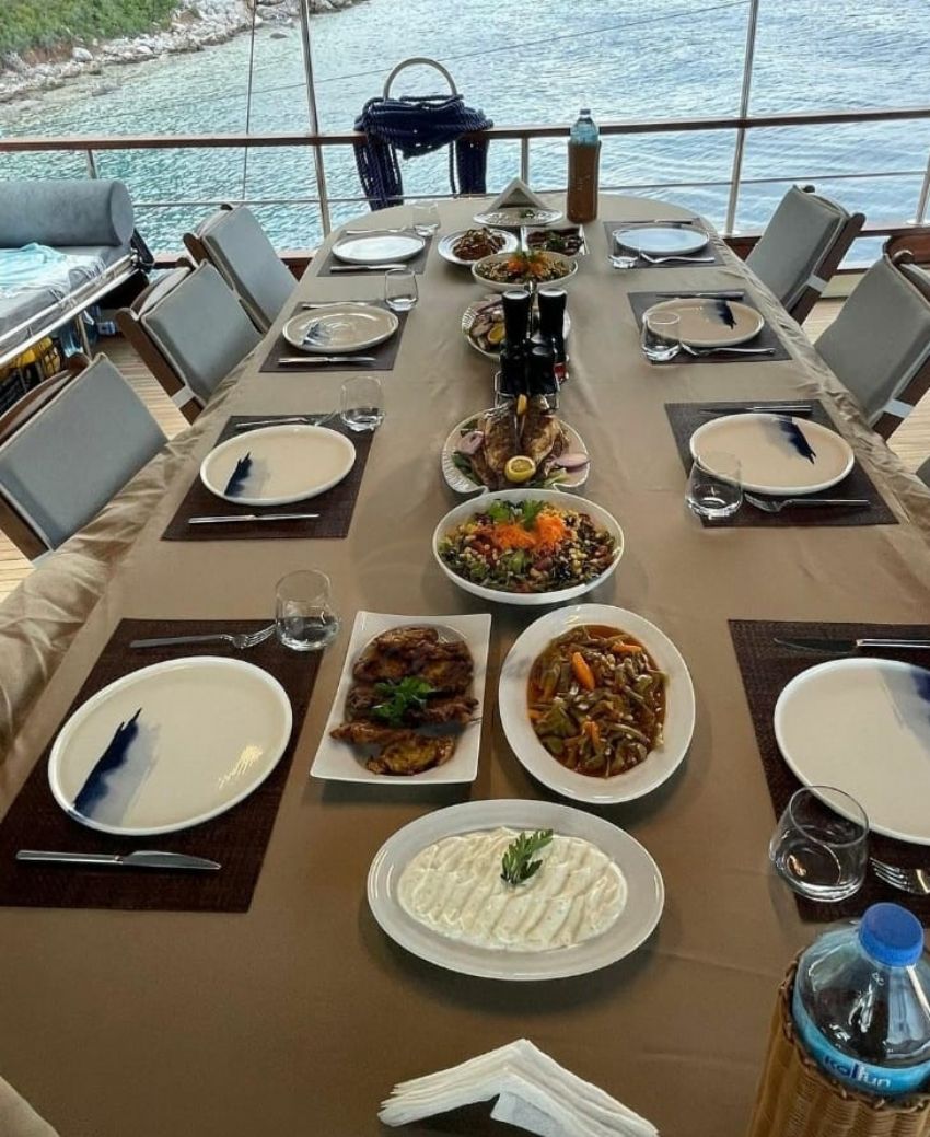 ENVER AGA YEMEK MASASI SERİVİS