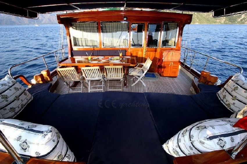 Erden oturma alanı.  Erden Yacht, Aft Deck.