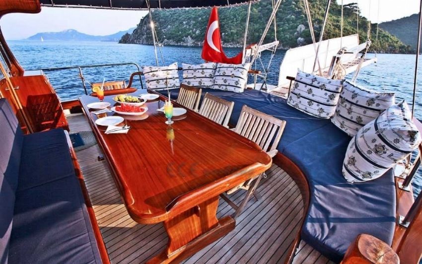 Erden yemek masası.  Erden Yacht, Eat And Relax With Friends.