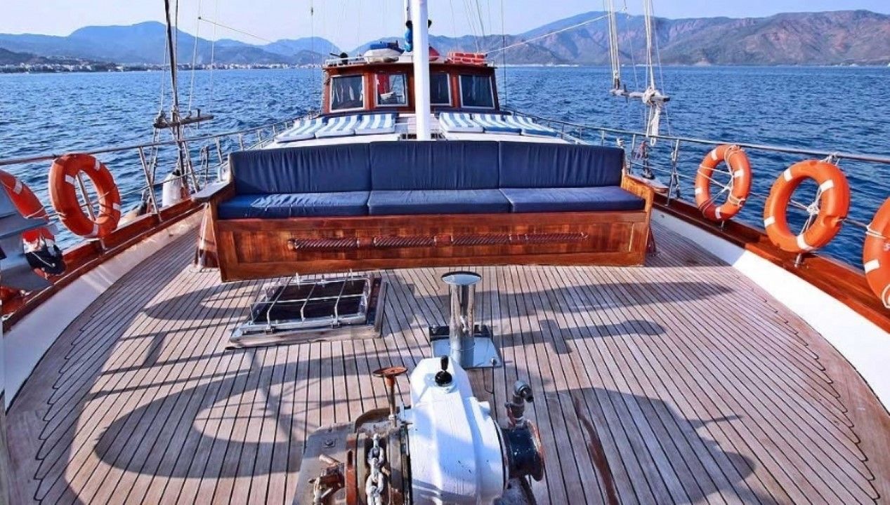 Erden teknesi güverte.  Erden Yacht, Front Deck Seating.