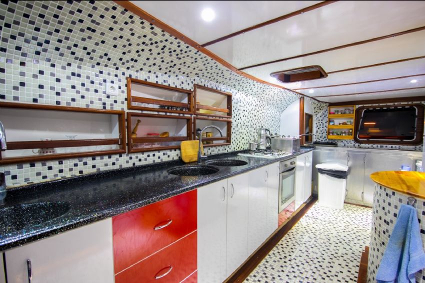 Esinti gulet kitchen