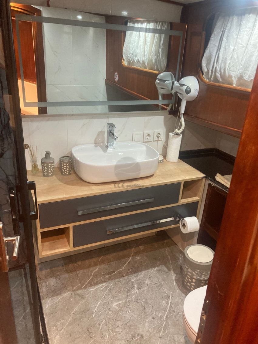 Esinti gulet WC, Shower cabin