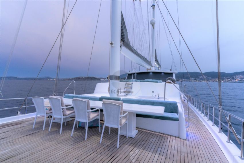 Esma Sultan Ön Güverte