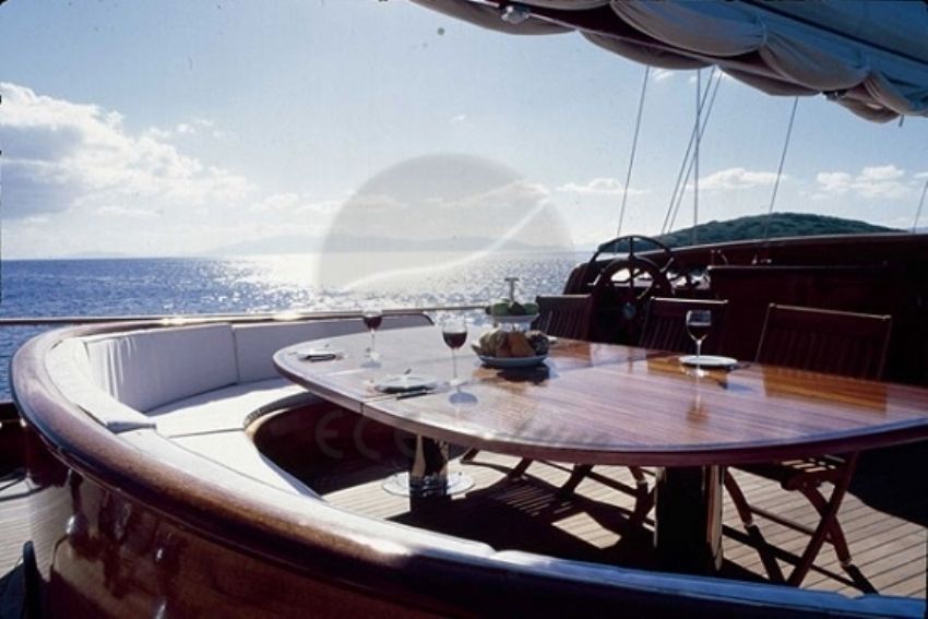 Eylül Deniz 2 Teknesi ön masa. Eylul Deniz 2 Gulet, Rear Deck Dining With Amazing Views.