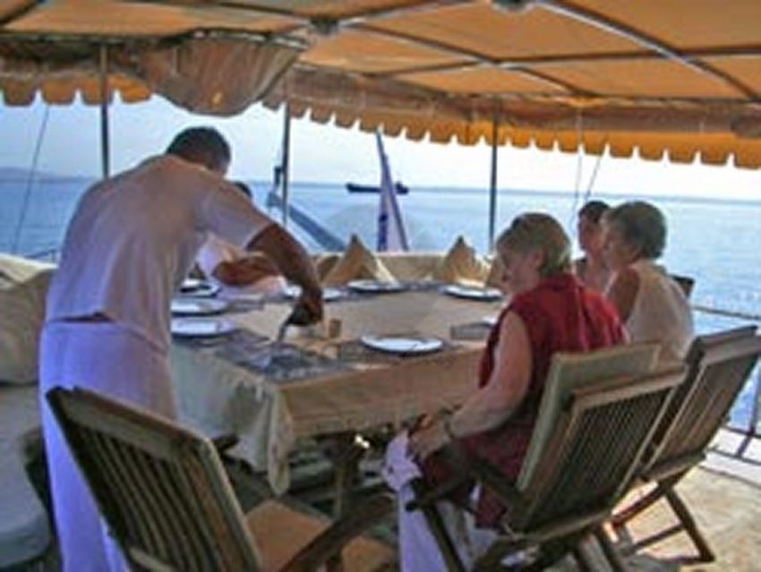 Faustina arka yemek masası.