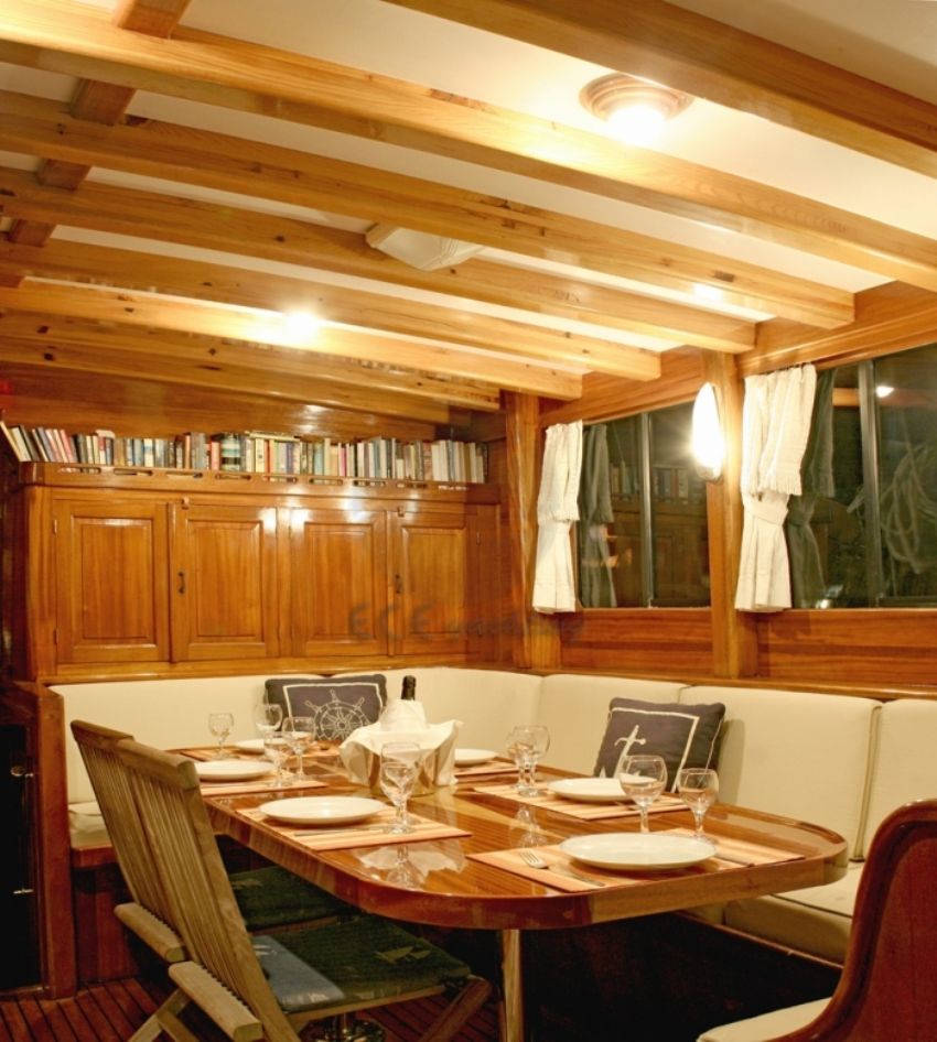 Feraye Teknesi salon masa
