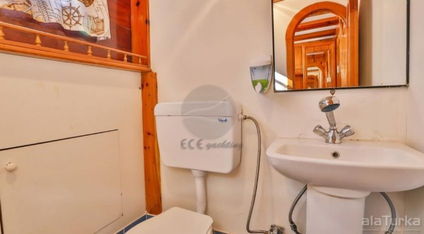 Flora Yacht, Life Tastes Better With Friends.