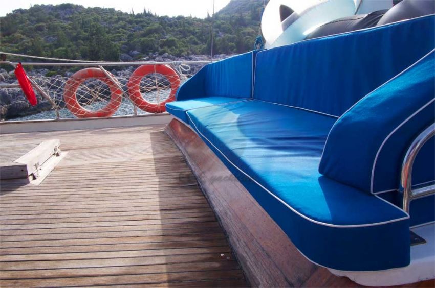 Flora Yacht, Calm Waters.