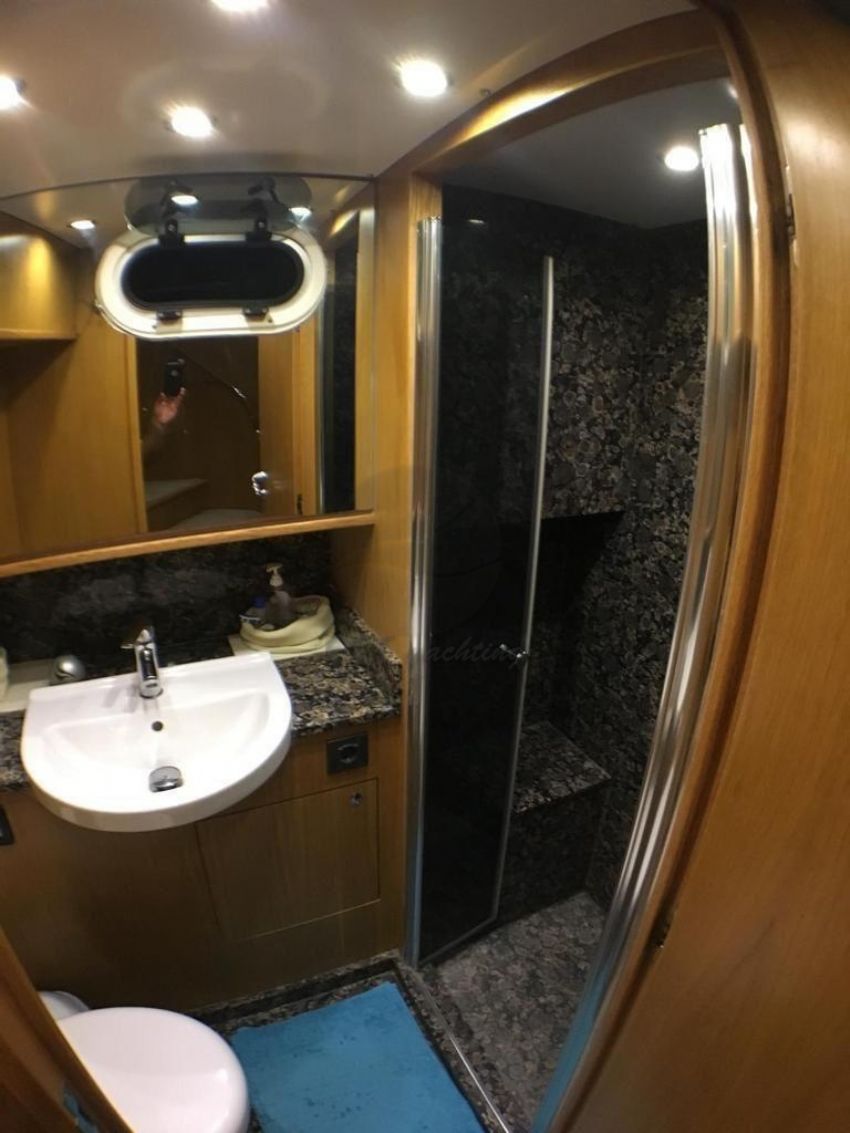 Fly Trawler, Bathroom.