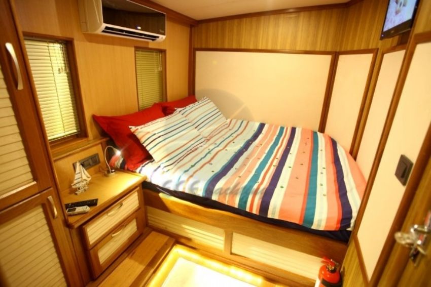 Ece Junior arka güverte salon girişi