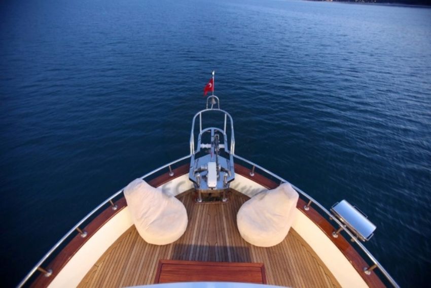 Ece Junior arka görünüm ve personel kabin girişi