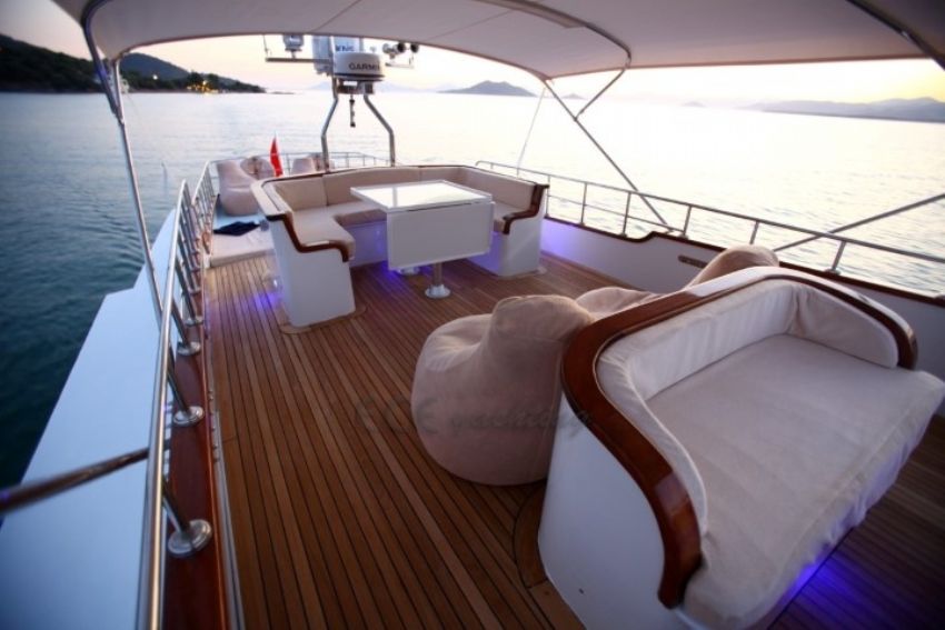 Ece Junior ön güverte ve flybridge