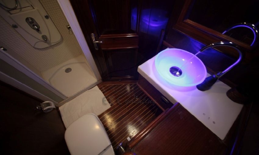 Furkan Gulet, Bathroom.