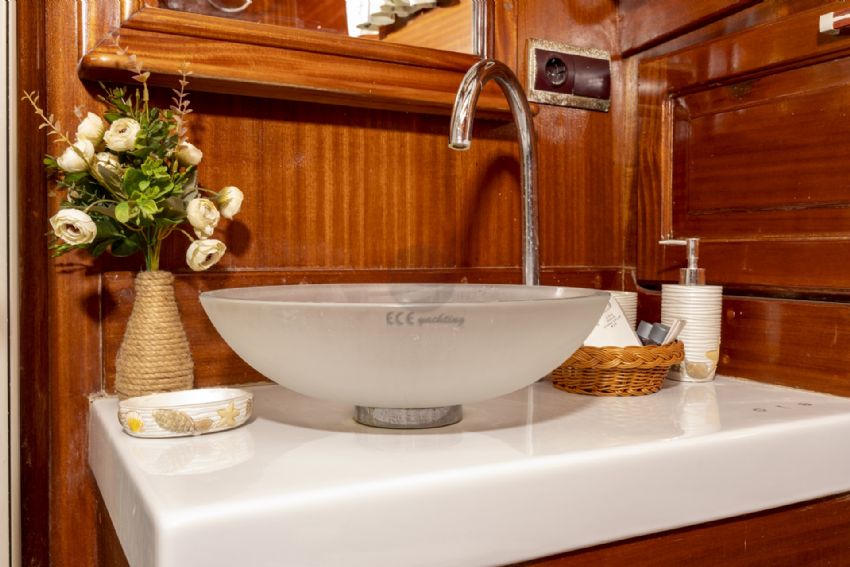 Furkan Gulet, Bathroom.