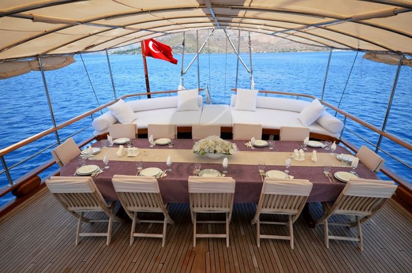 gazi kaptan teknesi arka güvertede