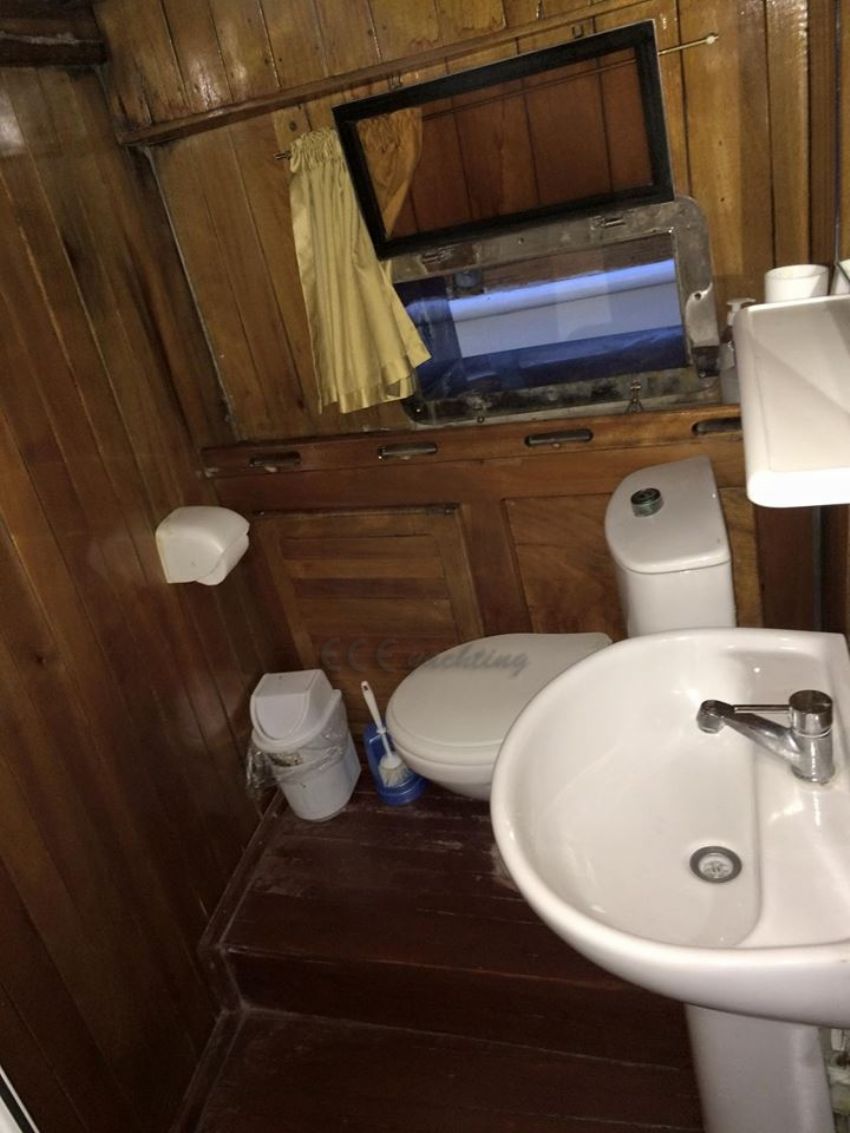 G. Okan Yacht, Bathroom.
