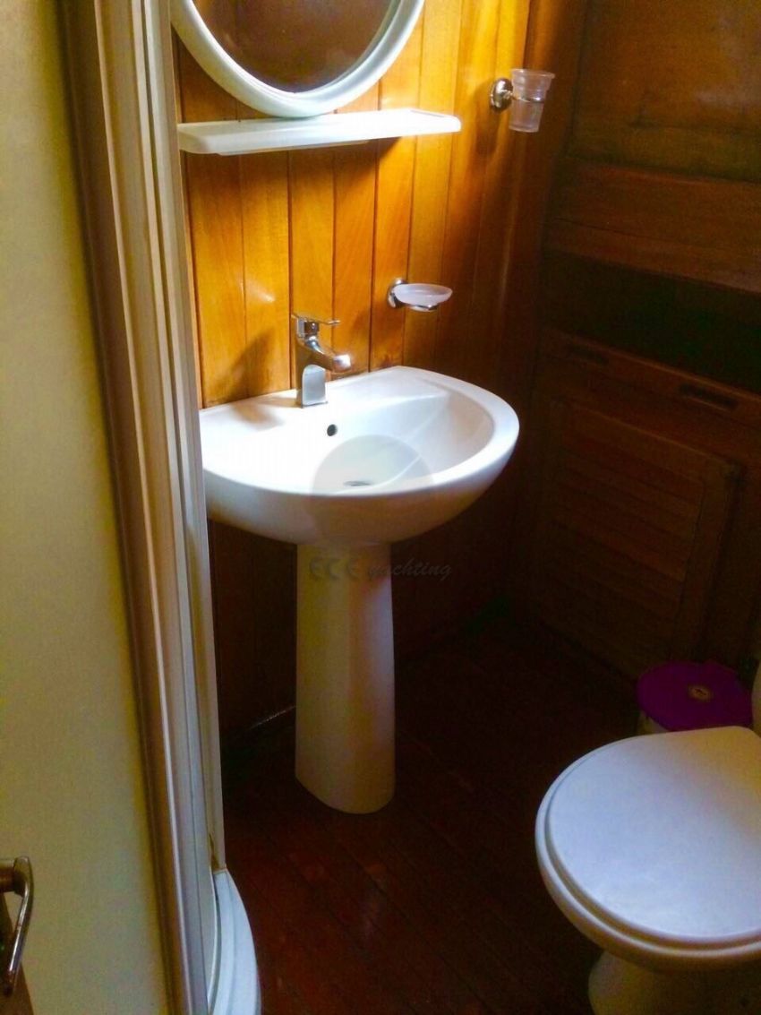 g okan lavabo. G. Okan Yacht, Bathroom.