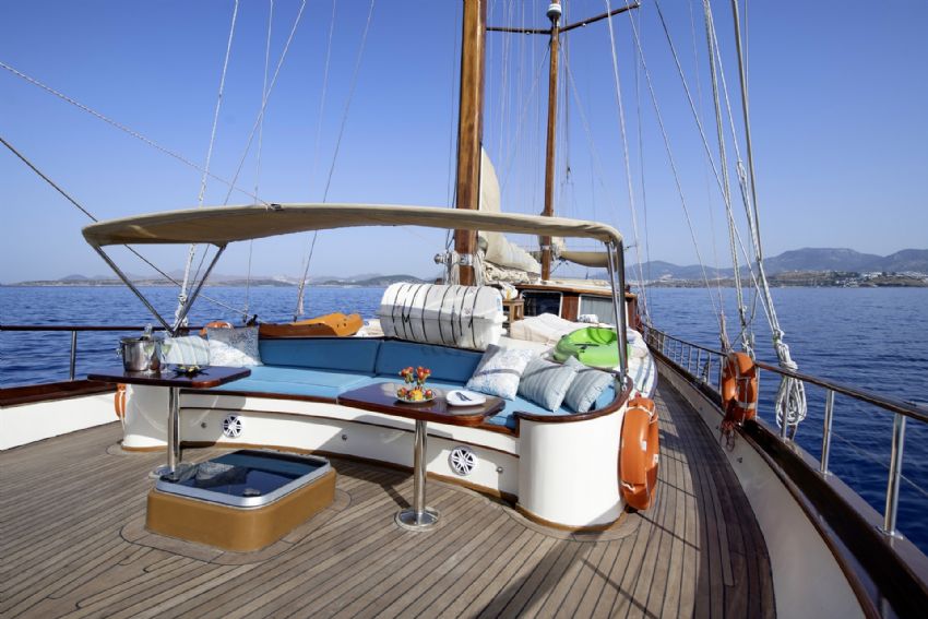 Grand Lale Yacht, Bow.