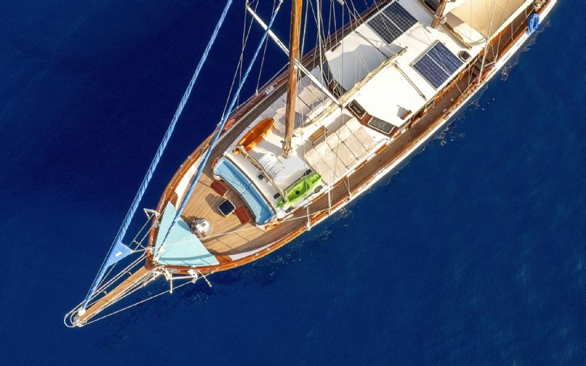 Grand Lale Yacht, Sailing With Friends.