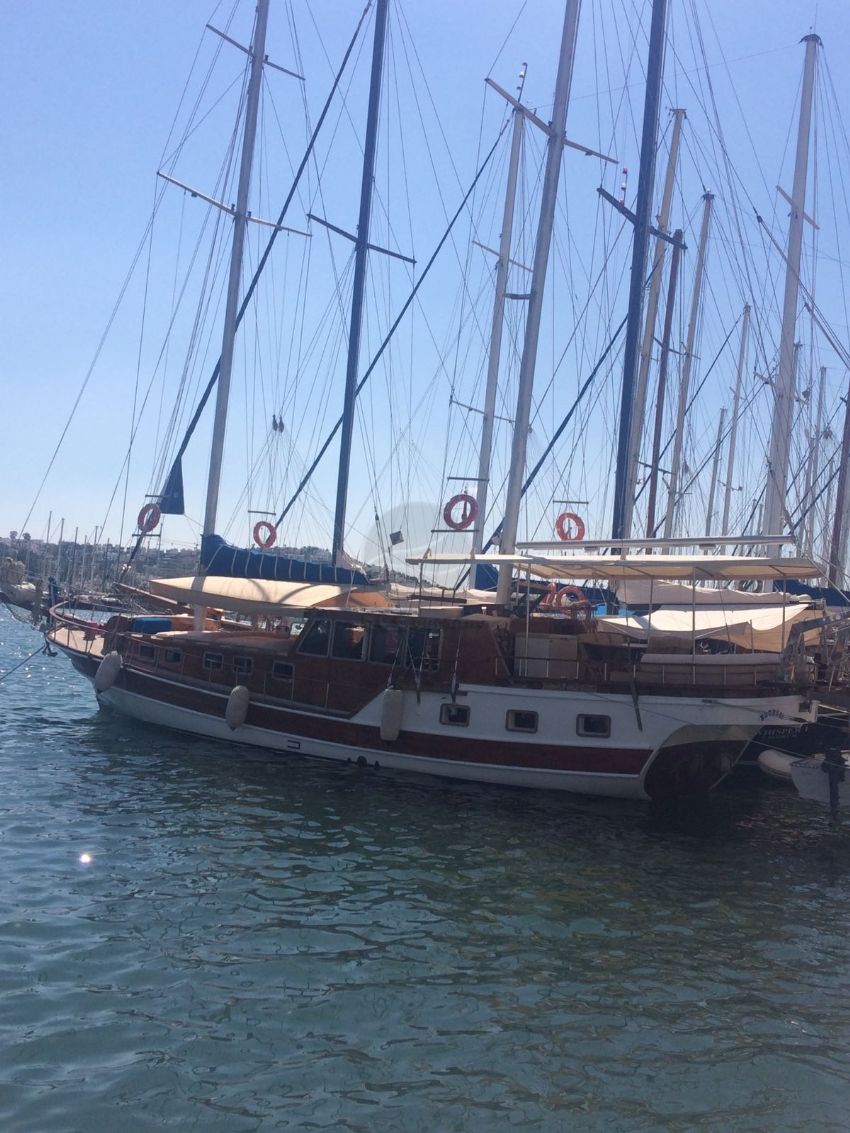 Grand Hadise Yacht, Side By Side.