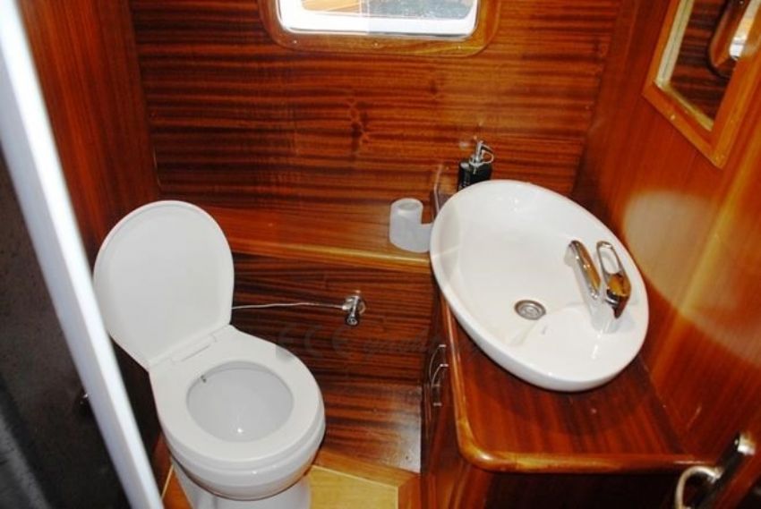 Grand Hadise Yacht, Bathroom.