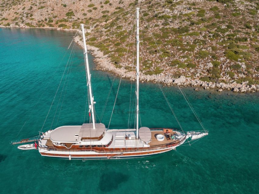 Halcon Del Mar Yacht, Turquoise Waters.