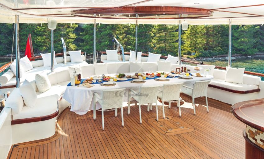 Halcon Del Mar Yacht, We Are Ready And Waiting For You To Start Your Cruise.