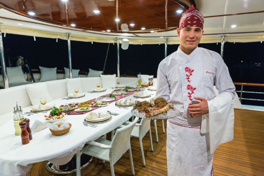 Halcon Del Mar Yacht, Ready To Serve You.