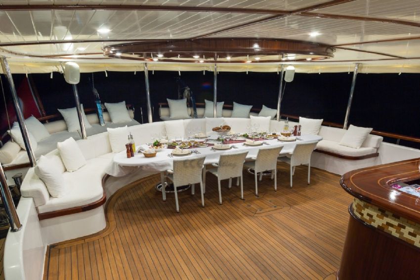 Halcon Del Mar Yacht, Ultimate Dining.