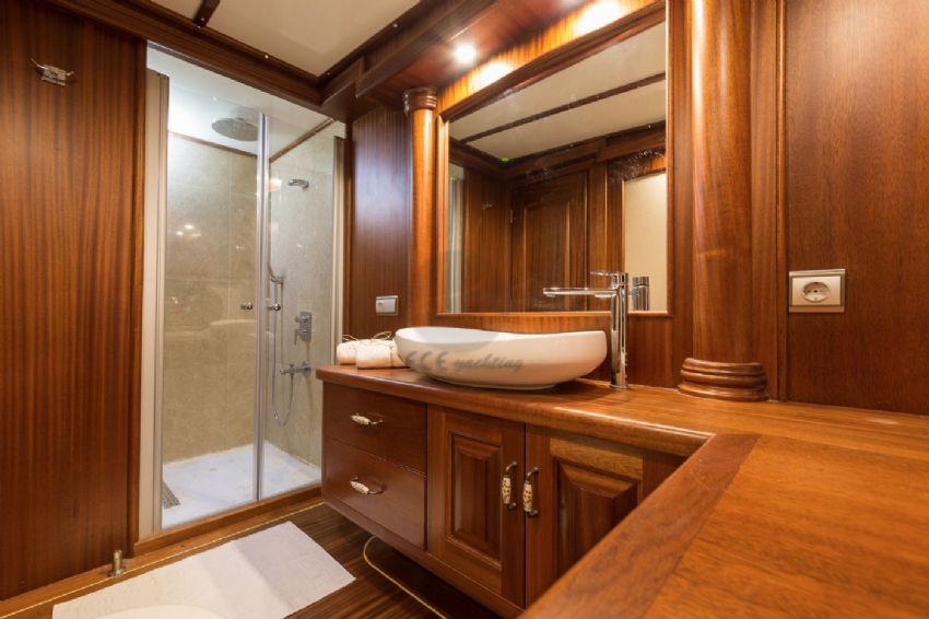 Halcon Del Mar Yacht, Shower Cubicle.