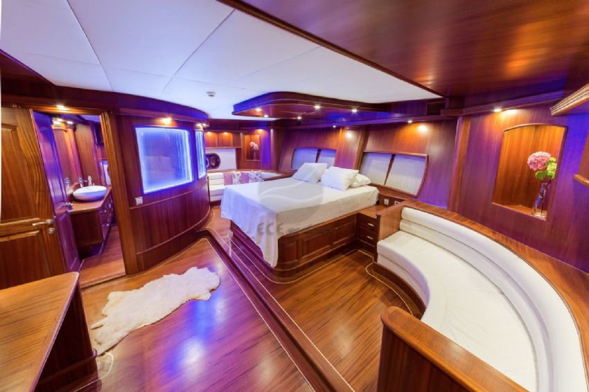 Halcon Del Mar Yacht, Master Cabin.