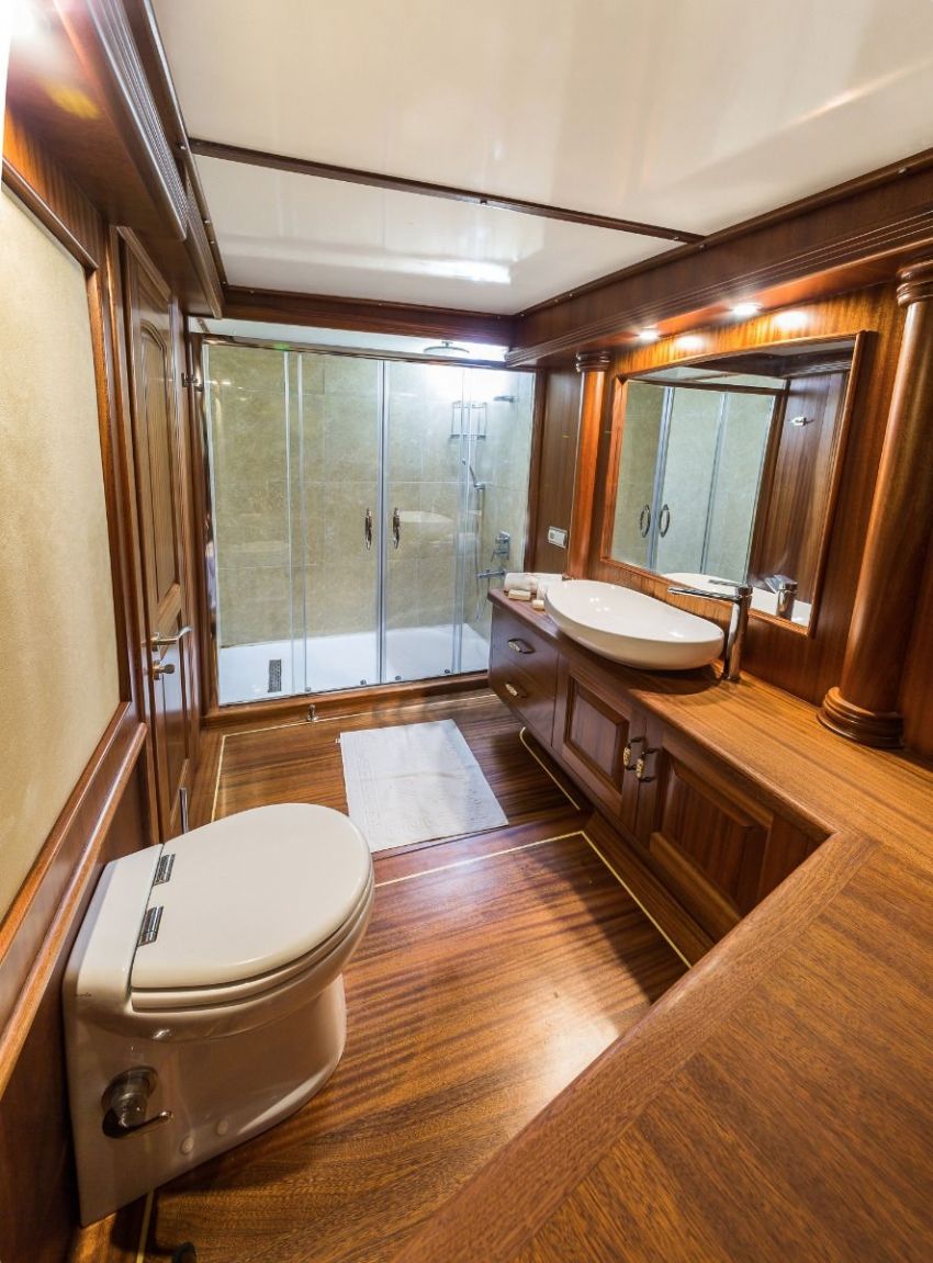 Halcon Del Mar Yacht, En Suite Bathroom.