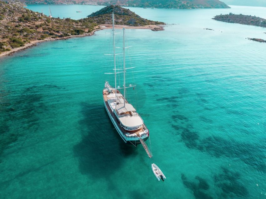 Halcon Del Mar Yacht, Crystal Clear Waters.