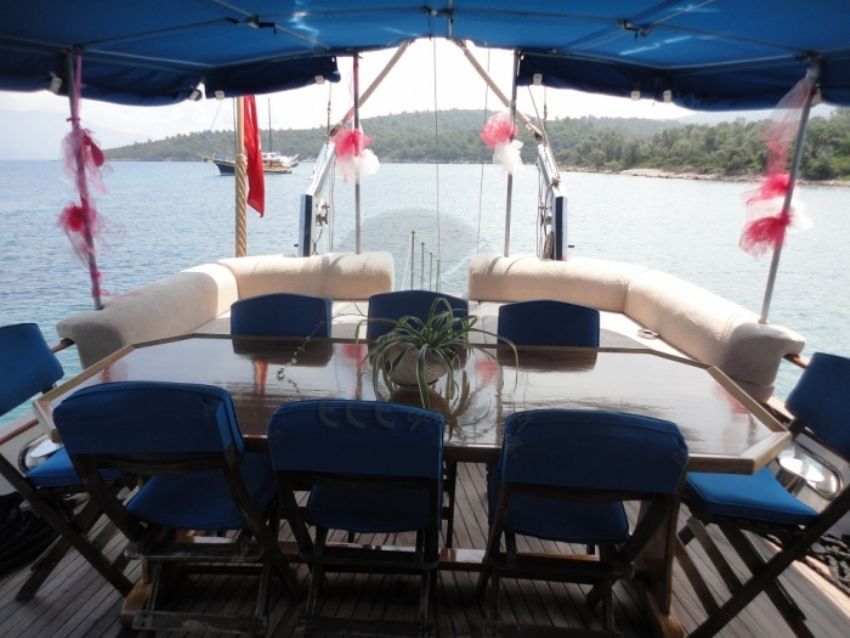 Halikarnaslım yemek masası